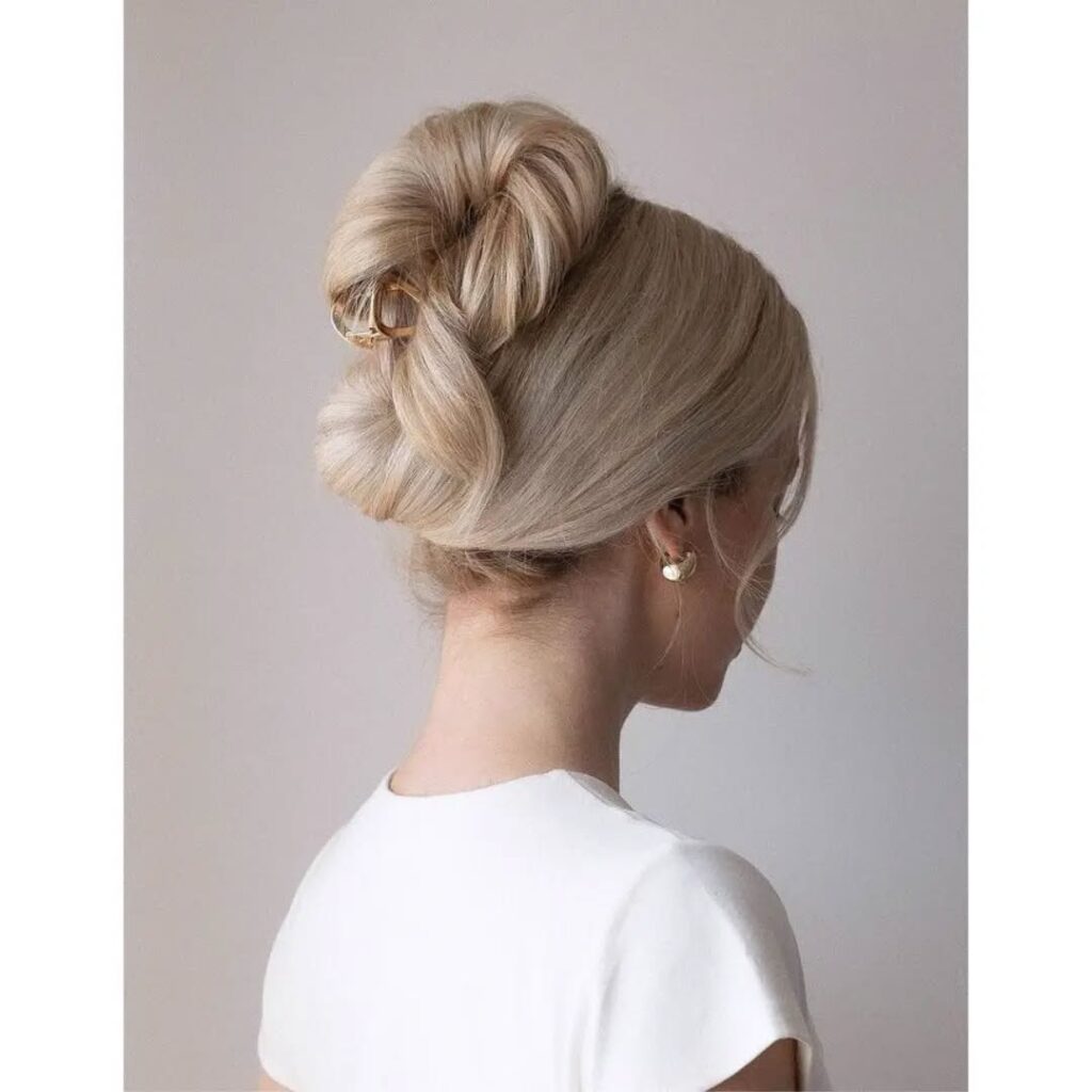 Top 19 Claw Clip Hairstyle Ideas: Trendy and Effortless Looks for Every Occasion 18 clawcliphairstyle 1703241111 3263345426823509843 44900183795 - Hairstyle Buddy