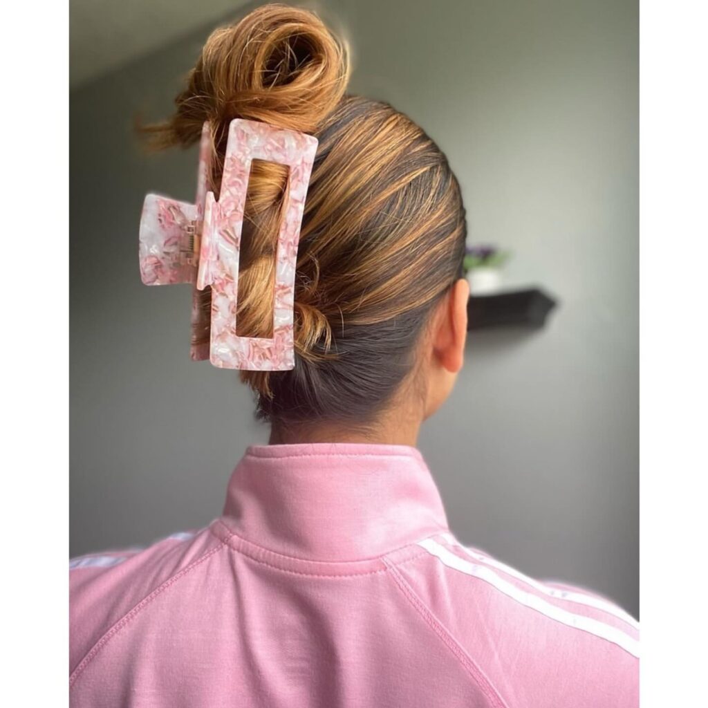 Top 19 Claw Clip Hairstyle Ideas: Trendy and Effortless Looks for Every Occasion 19 clawcliphairstyle 1727234069 3464612947219483832 44900183795 - Hairstyle Buddy