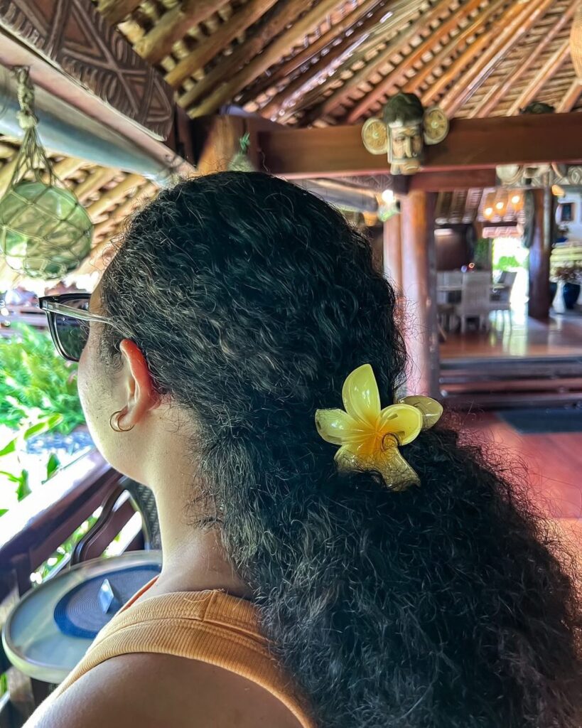 Top 19 Claw Clip Hairstyle Ideas: Trendy and Effortless Looks for Every Occasion 17 clawclips pom 1730940955 3495708555968488357 67968922262 - Hairstyle Buddy