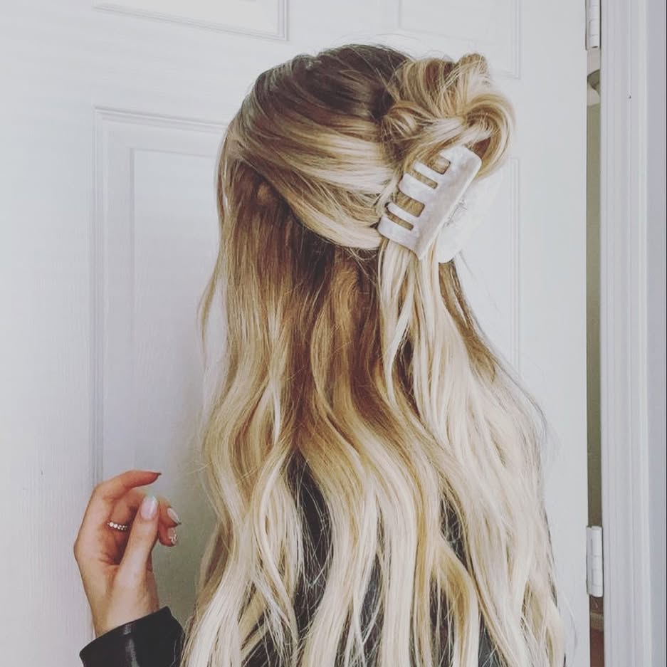 Top 19 Claw Clip Hairstyle Ideas: Trendy and Effortless Looks for Every Occasion 16 mimisandneveshairstyles 1674246606 3020121892732726985 57343149375 - Hairstyle Buddy