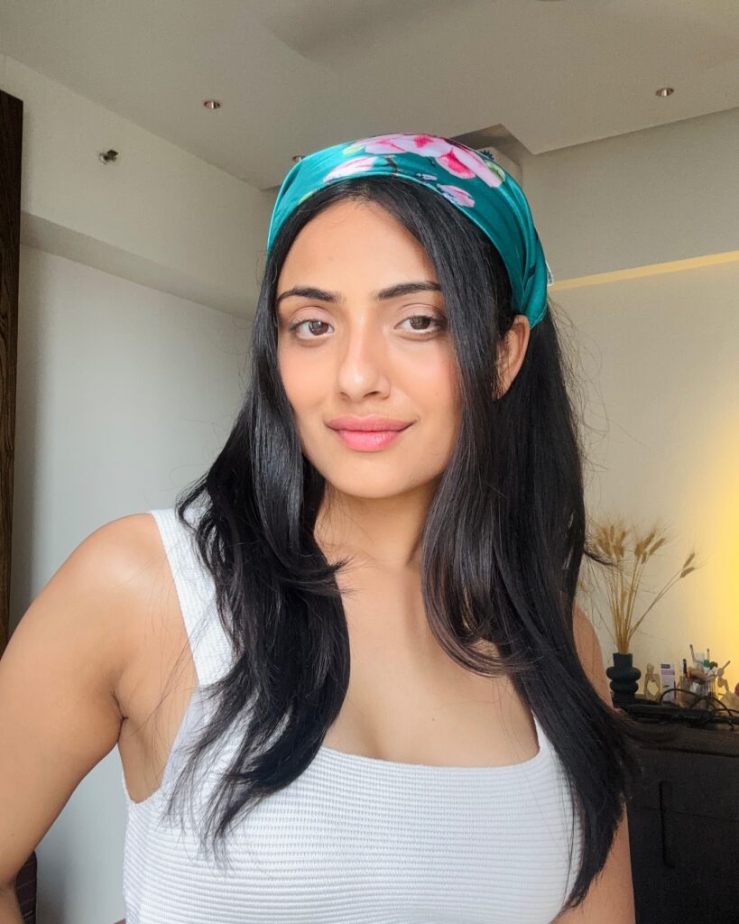 12 Quick Summer Vacation Hairstyles You Can Do in Minutes 1 Face-Framing Layeres with a Silk Scarf