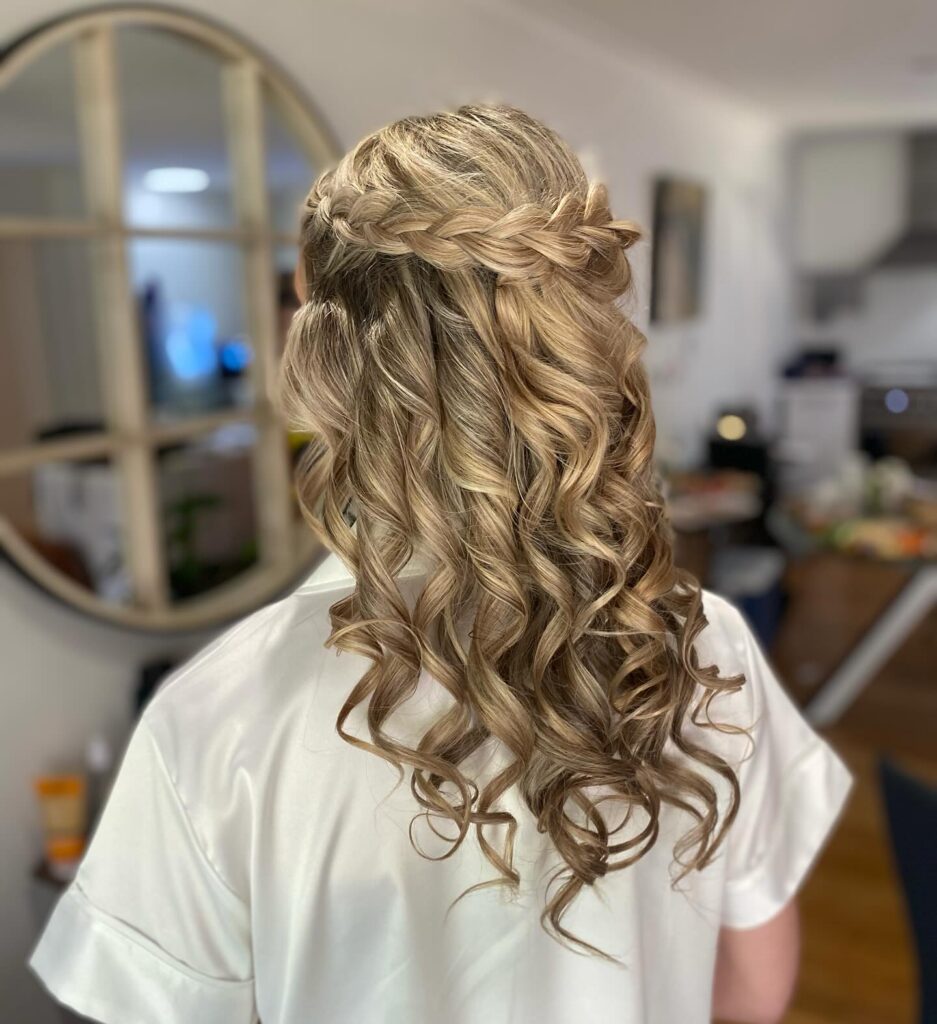 8 Winter Hair Braids That Will Upgrade Your Cold-Weather Look 5 Winter Goddess Half-Up Braid