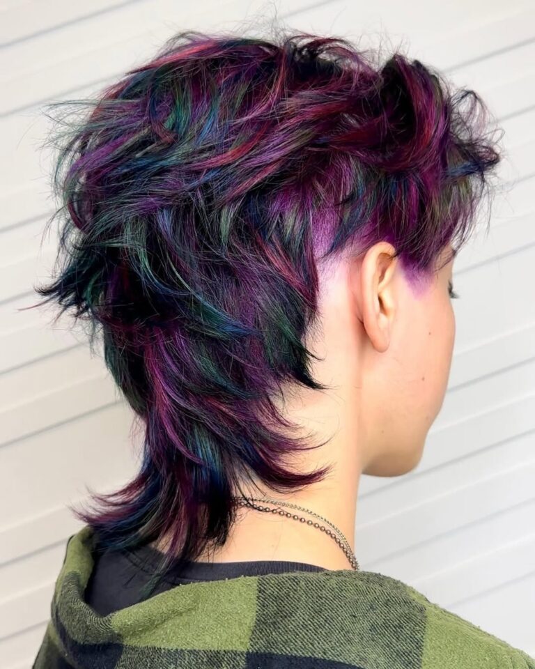 Women Wear Wavy Wigs
