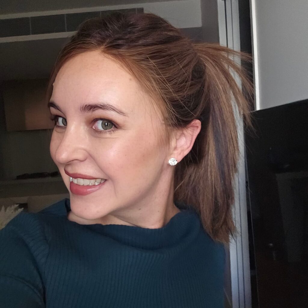 8 Gorgeous Hairstyles for Thin Hair That Add Body 2 Textured Ponytail with Face-Framing Pieces